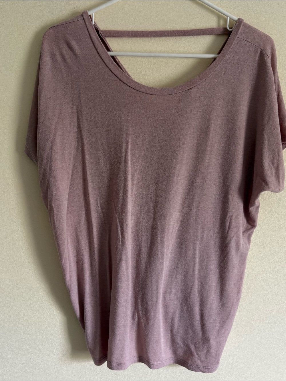 Express Women’s Scoop Neck Short Sleeve Tee in Mauve Back Detail Size XS